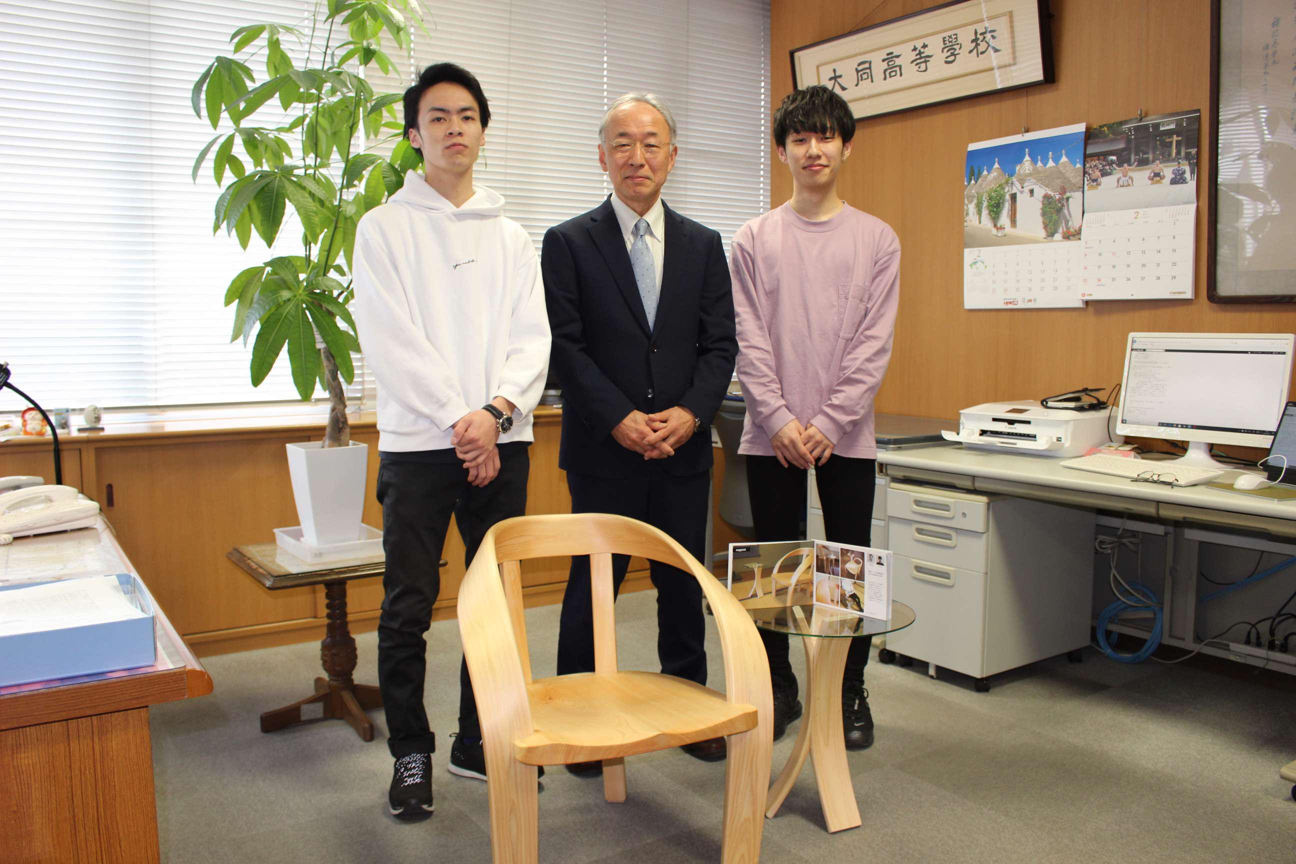 作品を寄贈した大塚さん(左)と平松さん(右)、真ん中は服部大同大学大同高等学校校長