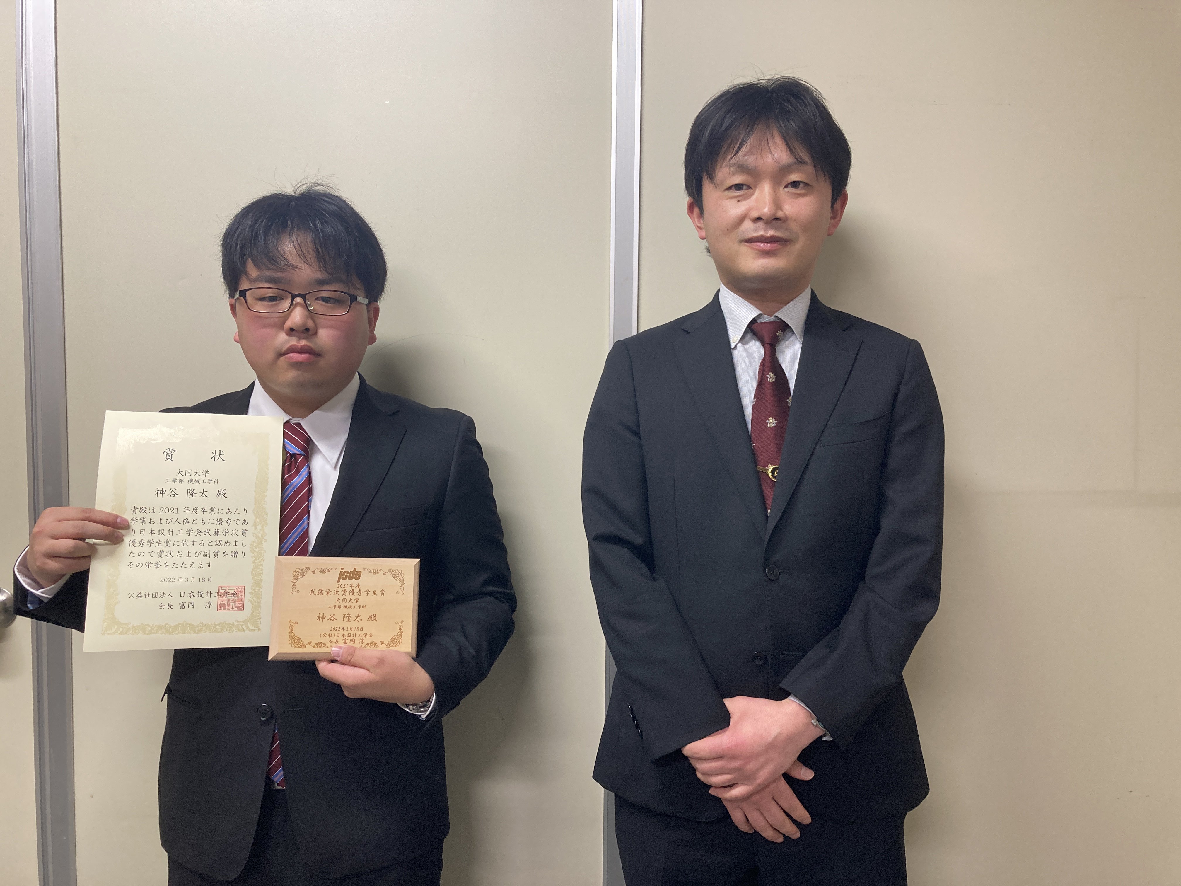 左から受賞した神谷隆太さんと指導教員の萩野将広講師