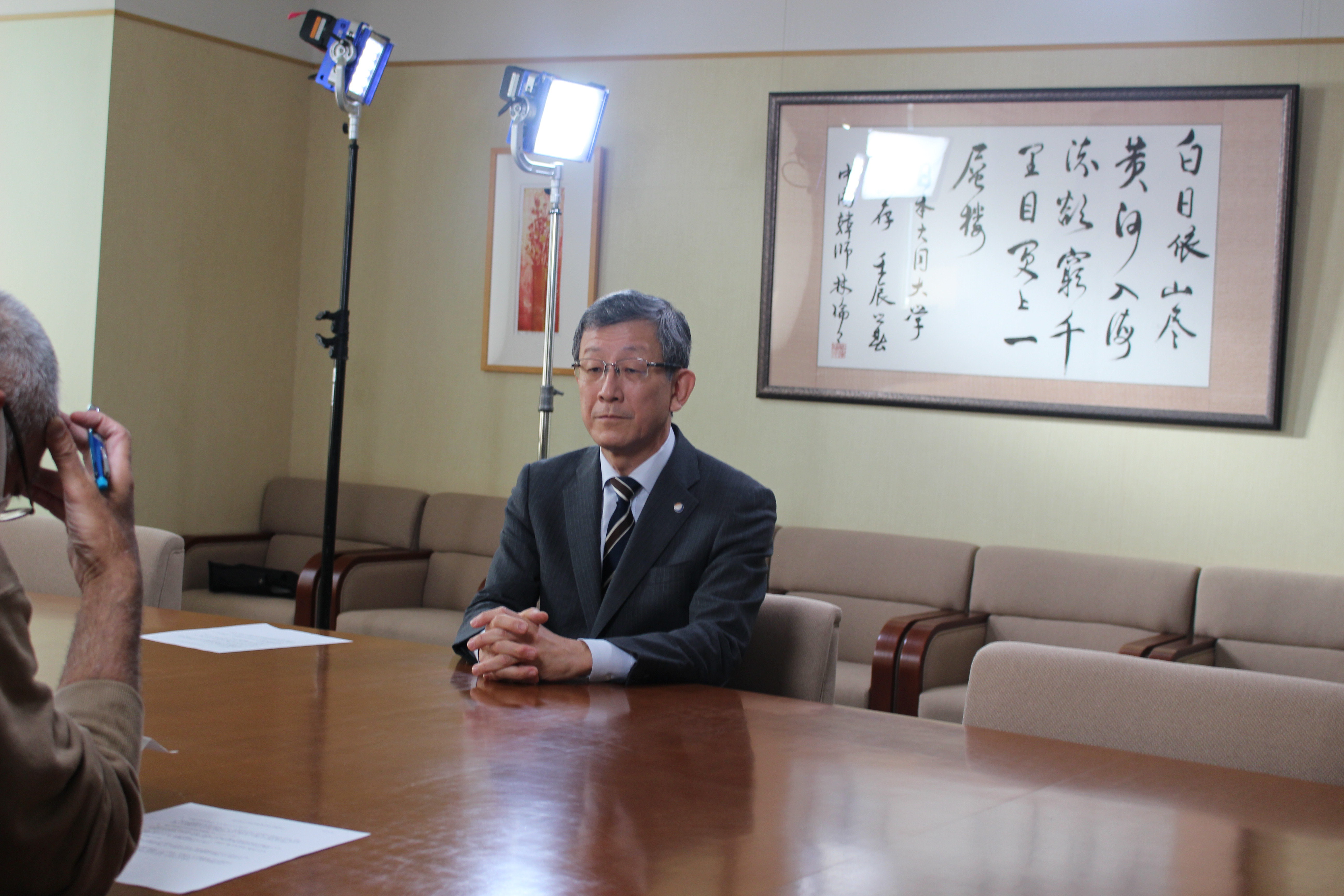 取材に答える武藤理事長