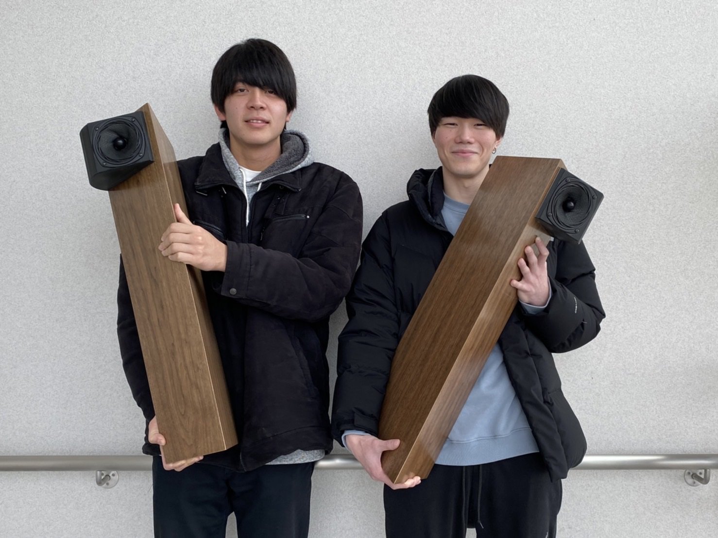受賞した作品と濱野さん（左）、中川さん（右）