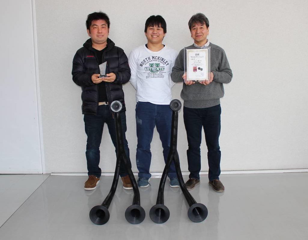 左から、第一次審査通過の高見将成さん、磯田柾人さん、第3位受賞の大嶋教授